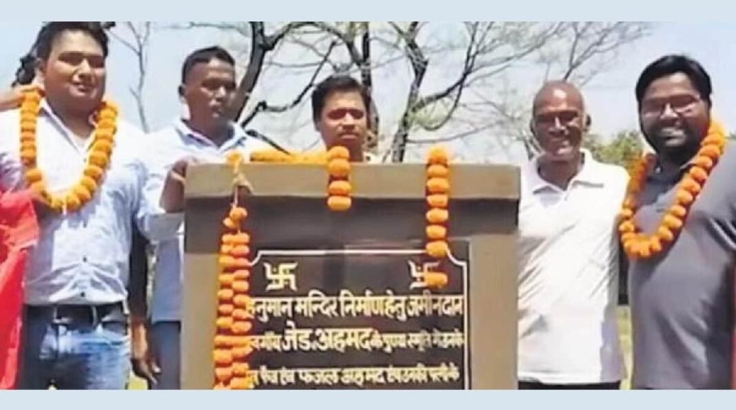 Two brothers with Hindu leaders after handing over their land