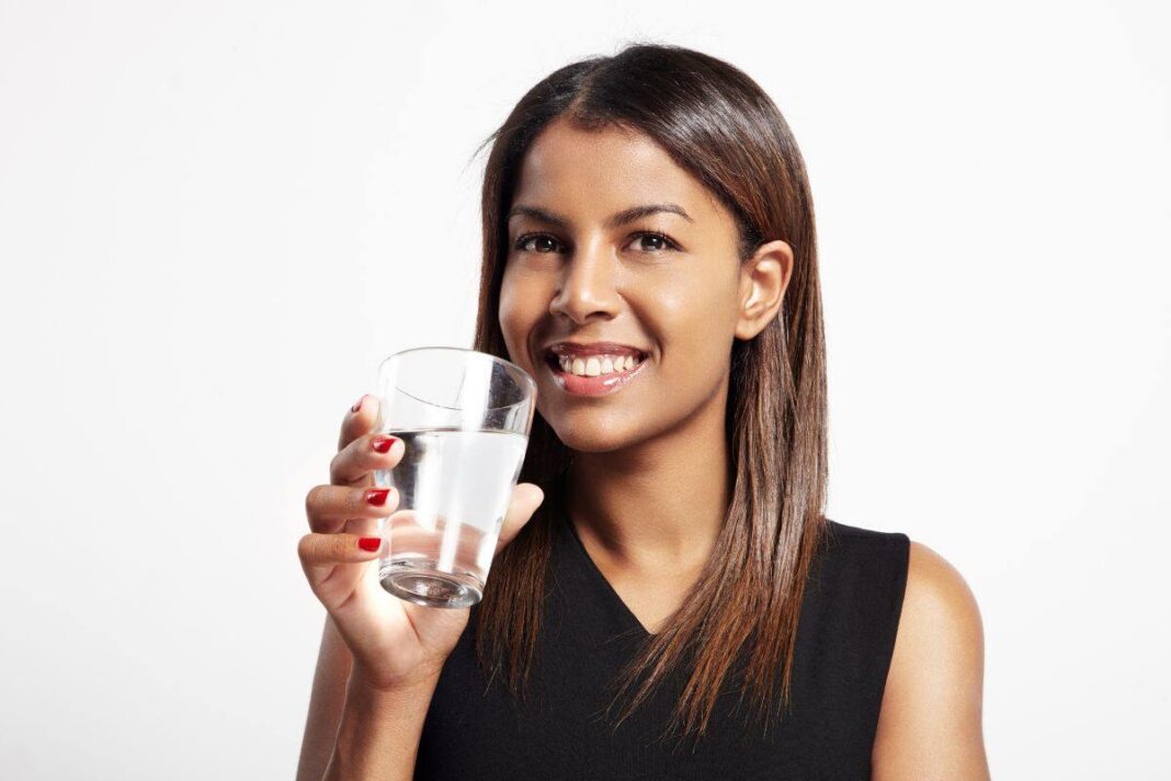 गर्मियों में ठंडे पानी का सेवन करना सही नहीं होता: जानिए क्यों और कैसे पीना चाहिए।