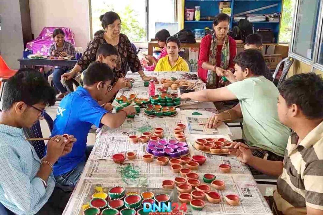 दिवाली: गुवाहाटी में दिव्यांग छात्रों ने दीयें बनाकर लोगों के घरों को किया रौशन