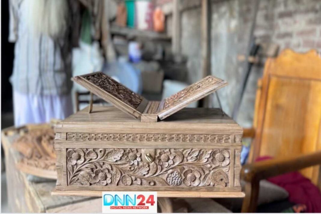 वॉलनट वुड कार्विंग