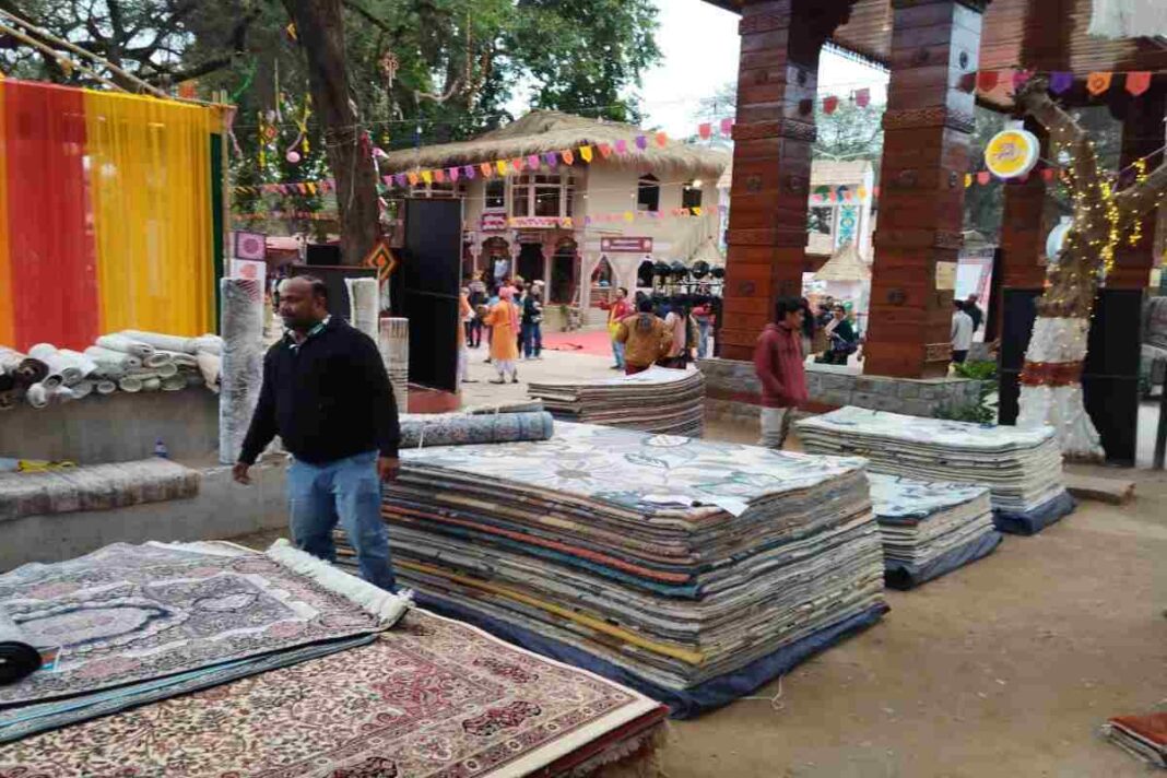 मखमली और शानदार डिज़ाइनर कालीन को हाथों से बनाने के लिए मशहूर है यूपी का ये शहर