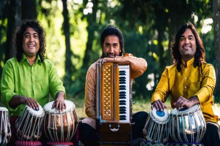 फ्रांस में फ्रेंच बच्चों को भारतीय संगीत सिखा रहे म्यूजिशियन भाइयों की ये तिकड़ी