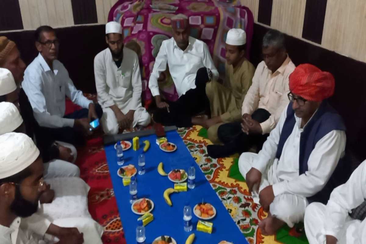 सांप्रदायिक सौहार्द की मिसाल: हिंदू समुदाय ने रोज़दारों को करवाई इफ़्तारी 