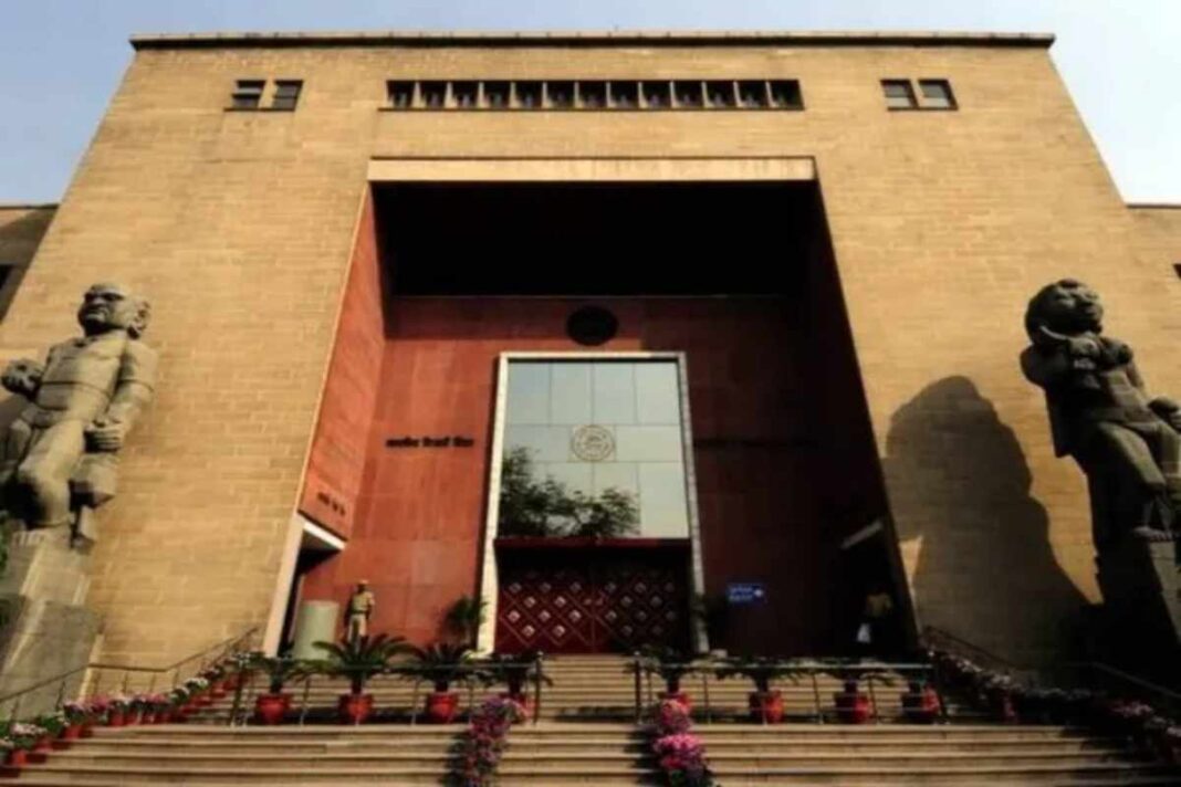 Guardians of Wealth: The Yaksha and Yakshi Sculptures at RBI's Delhi Entrance 