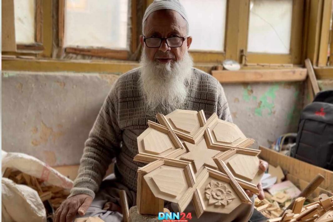 लकड़ी पर शानदार दस्तकारी और जियोमेट्रिक पैटर्न के साथ बनती है 'ख़तमबंद' आर्ट