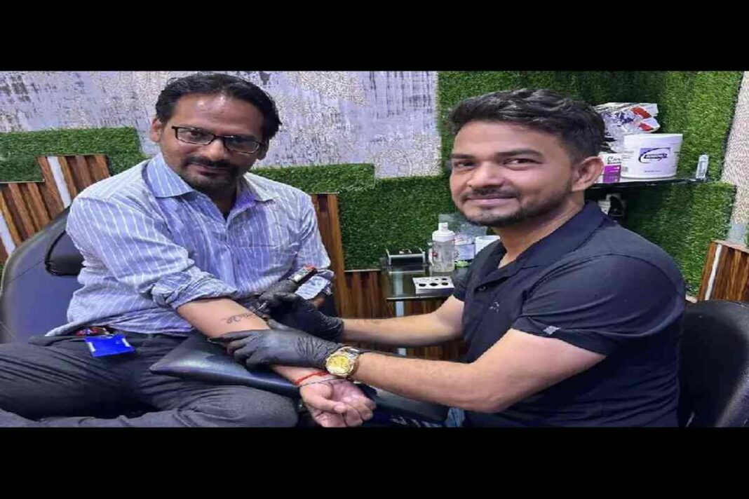 टैटू आर्टिस्ट फ़राज़ जावेद ने कांवड़ियों के लिए मुफ़्त में 51 हज़ार टैटू बनाने की शुरू की सेवा