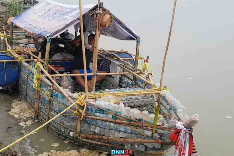 प्लास्टिक की बोतलों से नाव बनाकर की 530 किमी यात्रा, असम के धीरज चला रहे मुहिम