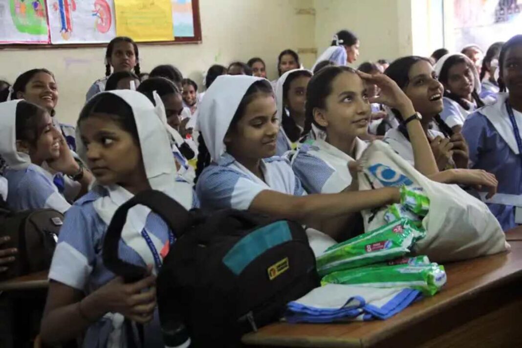 अब स्कूली छात्राओं को सेनेटरी पैड उपलब्ध कराएगी उत्तर प्रदेश सरकार