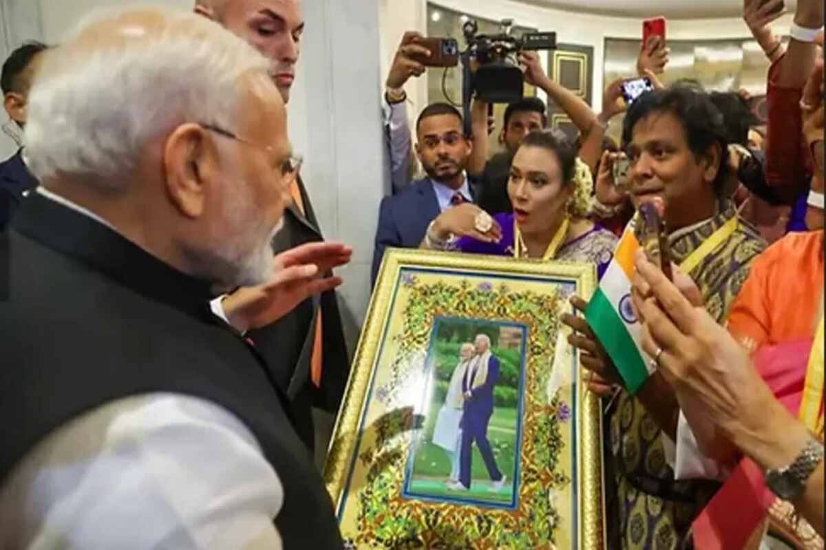 नौरीन सुल्ताना ने न्यूयॉर्क में पीएम नरेंद्र मोदी को तोहफ़े में दी भारत-अमेरिका की मित्रता दिखाती तस्वीर