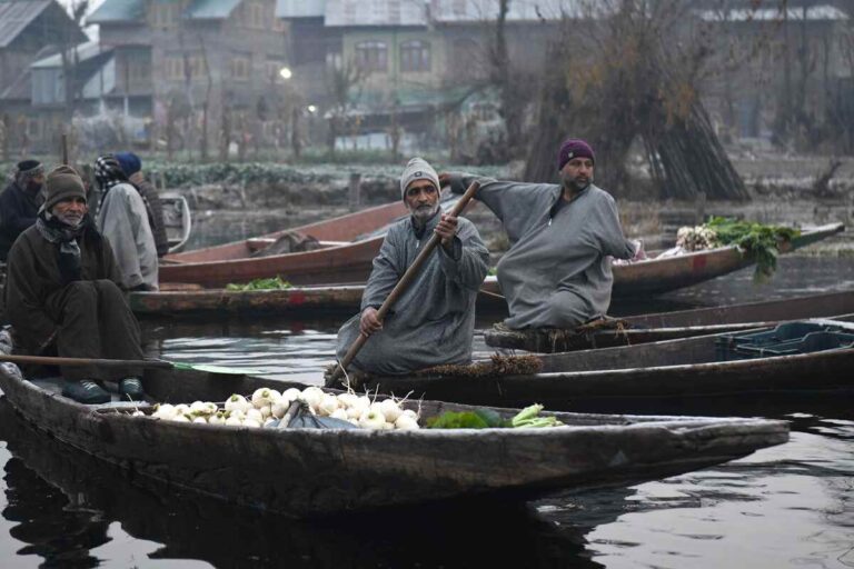 डल झील: कश्मीर की सांस्कृतिक धरोहर और तैरता हुआ संसार